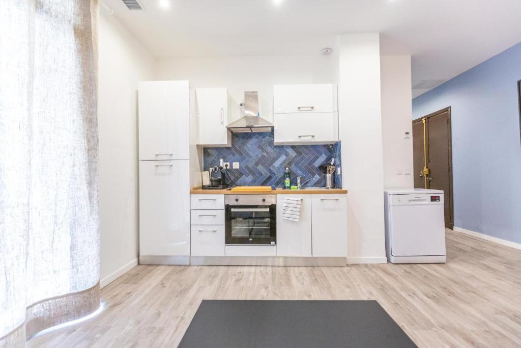 Apartment 3 Min A Pied De La Gare St Charles - 3 Avec Clim, Sdb Et Tv Marseilles
